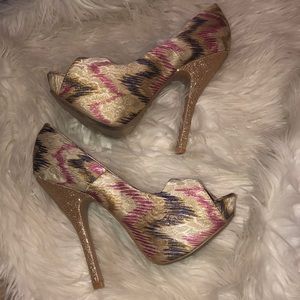 🌟 Size 6 open toed gold glitter heels Deb